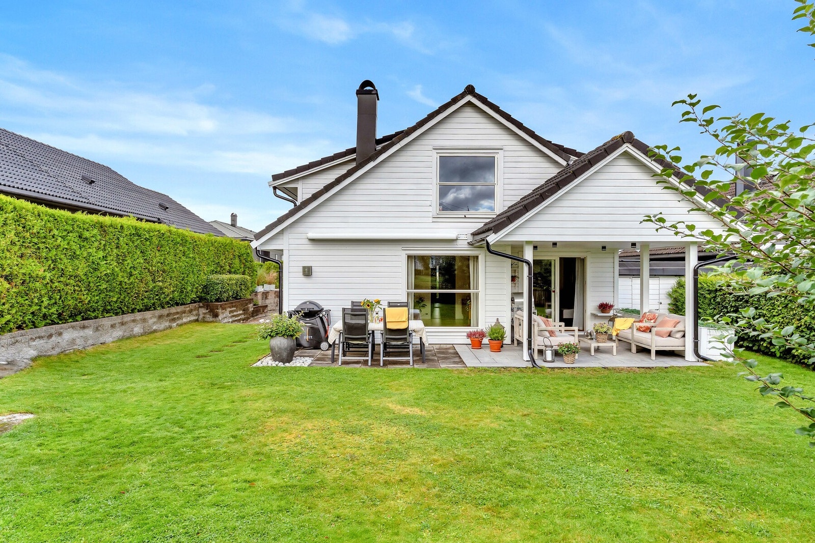 Dagligvarebutikker som Meny på Rasta ligger innen gangavstand, og Triaden Lørenskog Storsenter med et bredt utvalg av butikker, serveringssteder og servicetilbud ligger kun en kort kjøretur unna. Galleribilde