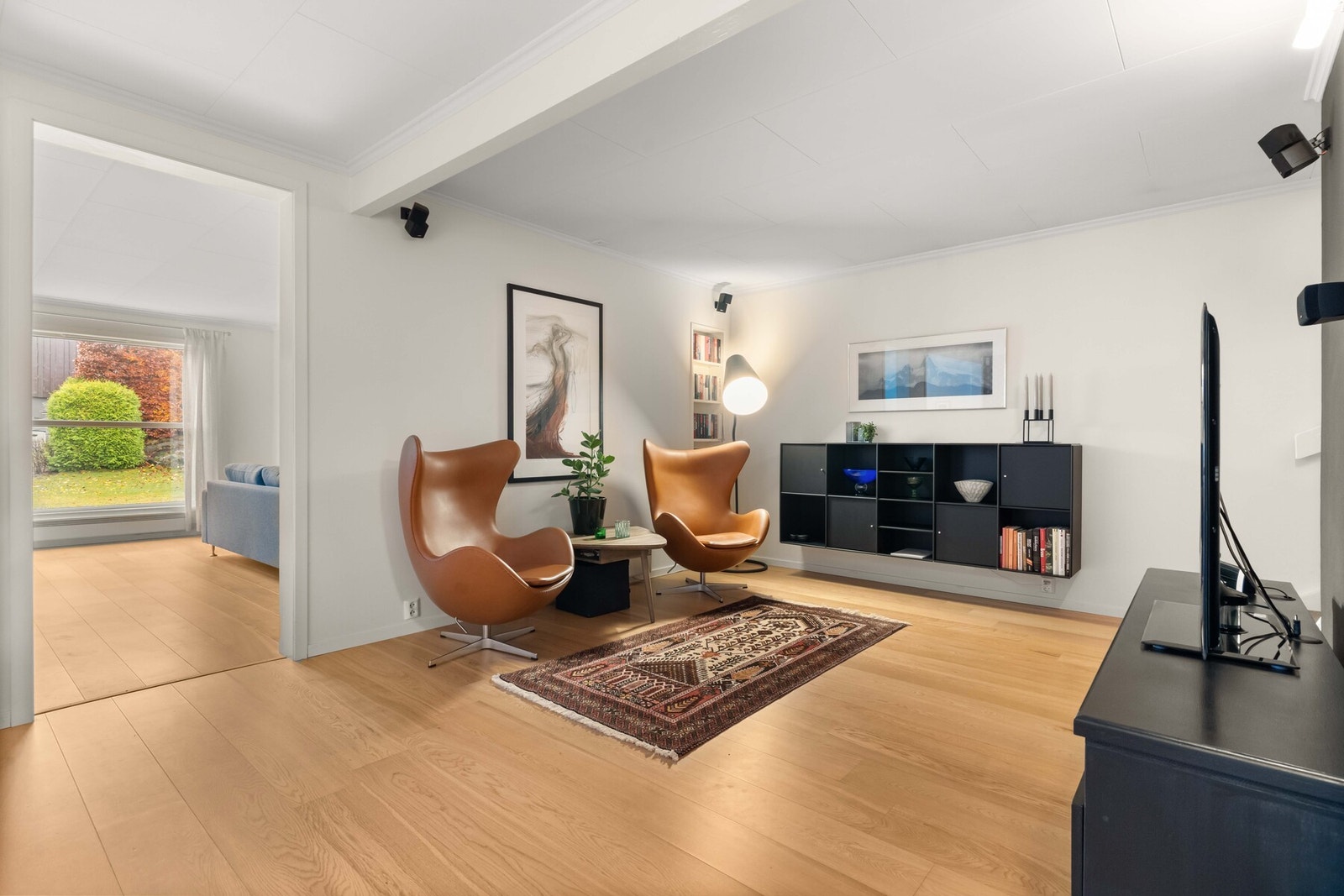 TV-stuen ligger skjermet til i hovedetasjen og egner seg godt som en lun oppholdsplass for hverdagsbruk. Galleribilde