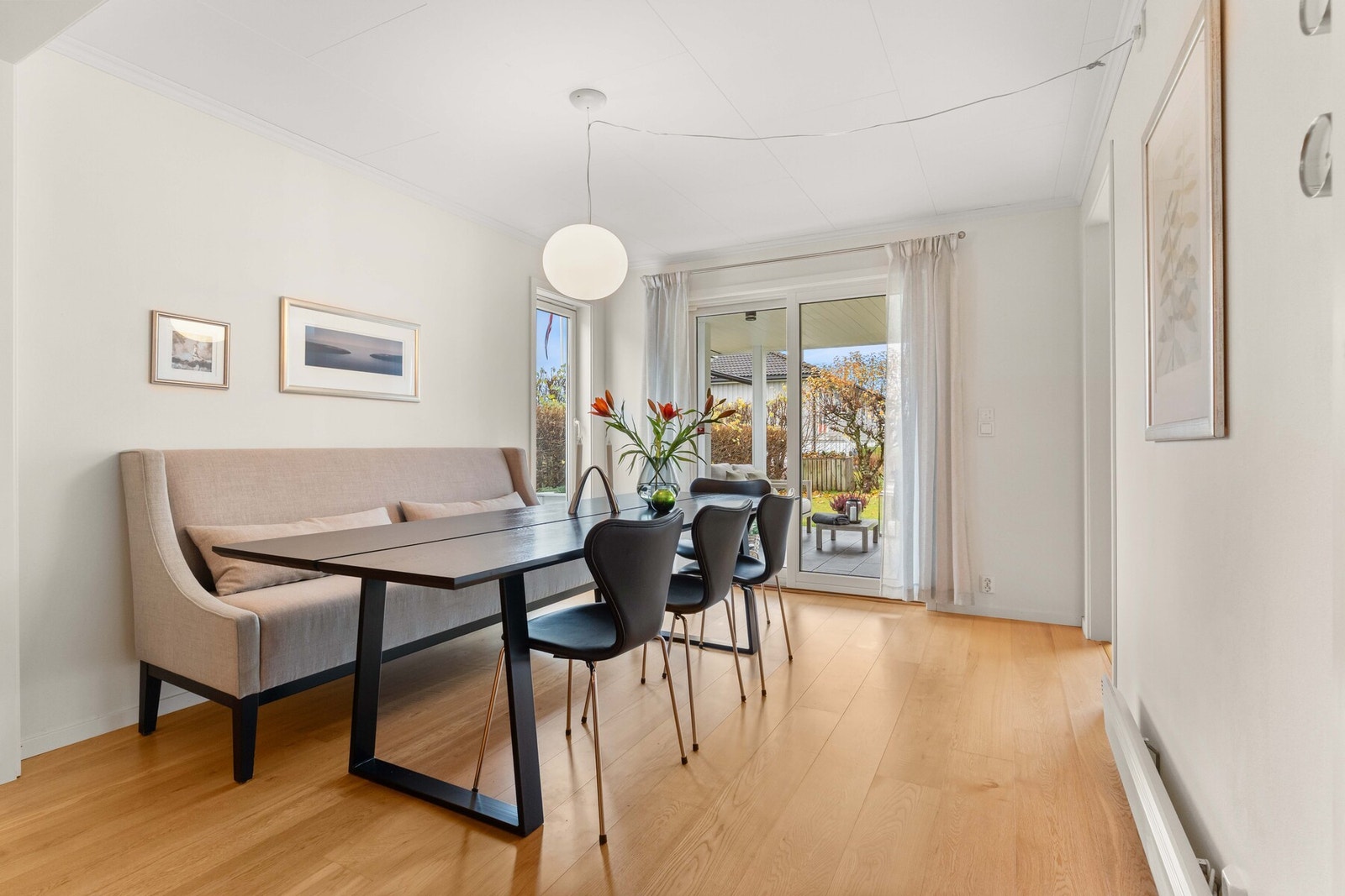 Spisestuen har god plass til stort spisebord og fungerer som et av boligens naturlige samlingspunkter. Galleribilde