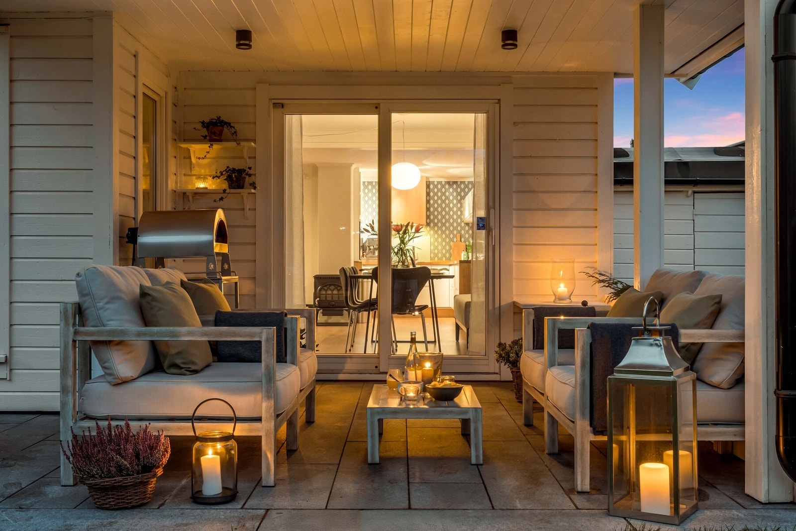 Alt i alt er Østaveien 107 et svært godt utgangspunkt for familier som ønsker å bo i trygge, grønne og etablerte omgivelser, med nærhet til både natur, skole, barnehage, servicetilbud og effektive transportforbindelser. Galleribilde