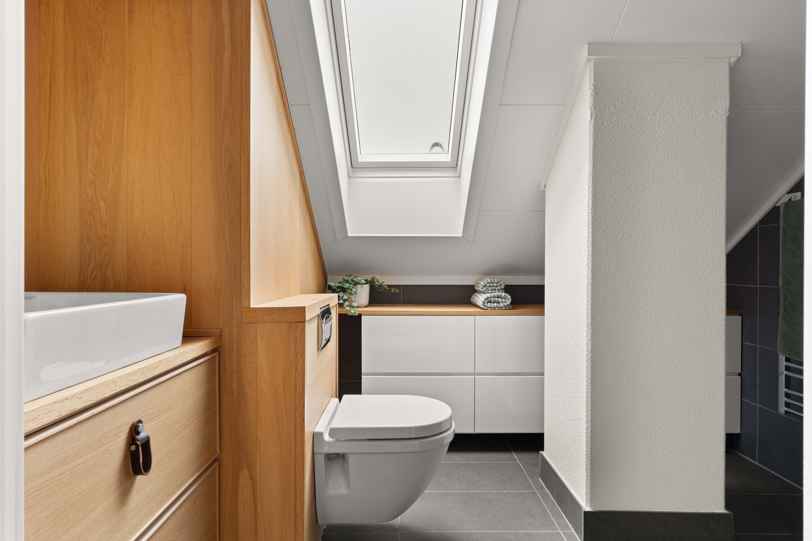 Badet i 2. etasje ble renovert i 2012 og fremstår som moderne og velholdt. Gulvet er flislagt og har gulvvarme. Galleribilde