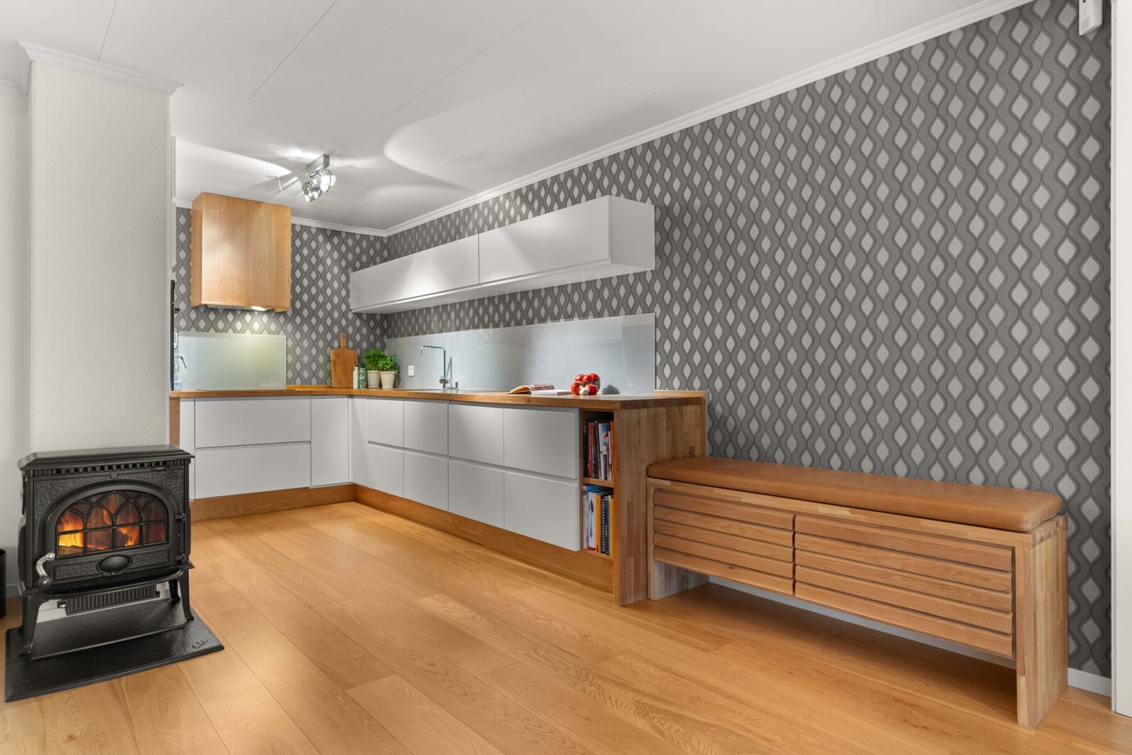 Kjøkkenet er utstyrt med integrerte hvitevarer, herunder kjøleskuffer, oppvaskmaskin, komfyr og nedfelt induksjonstopp. Galleribilde