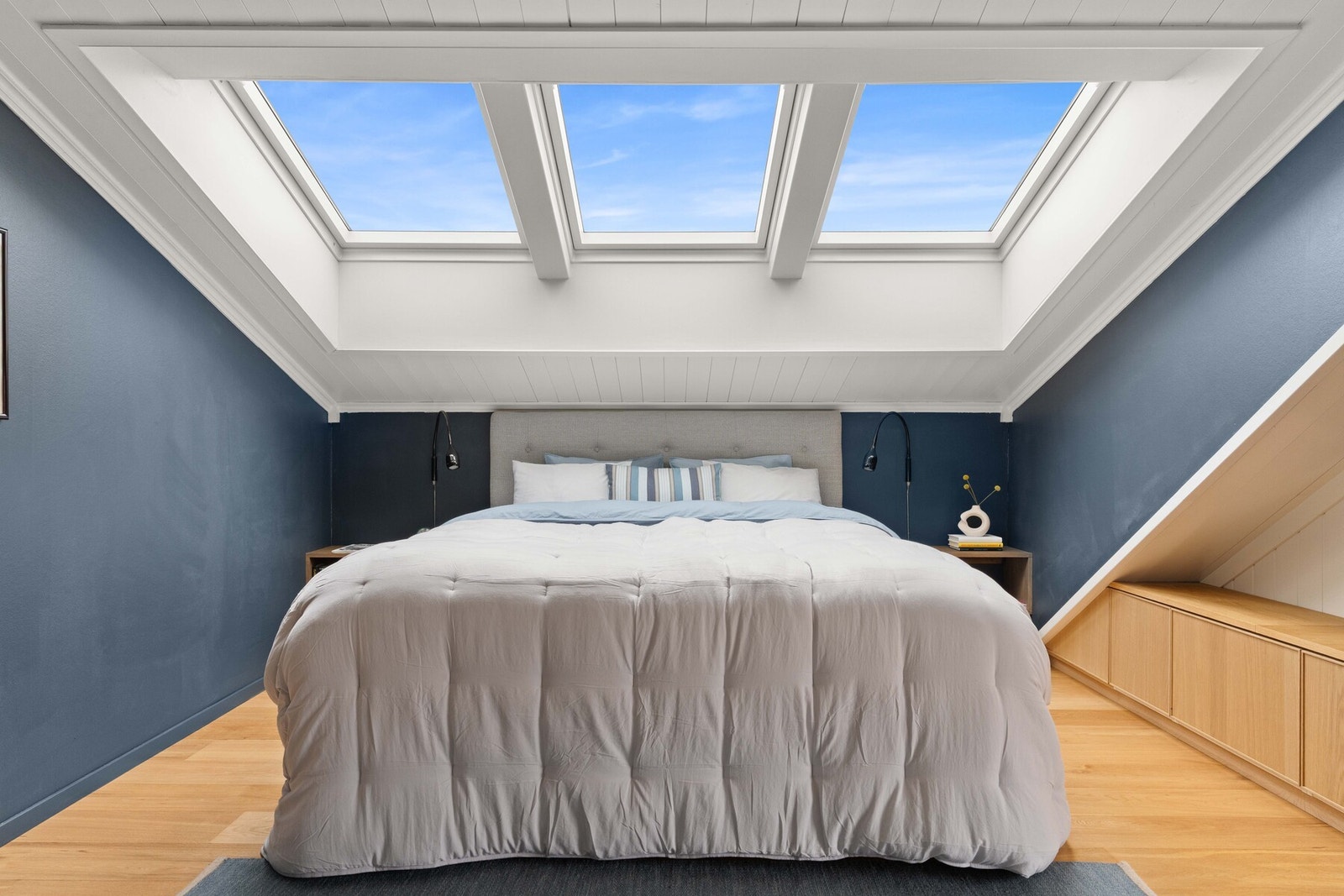 Hovedsoverommet er av god størrelse og har plass til det man skulle trenge av soveromsmøblement! Galleribilde