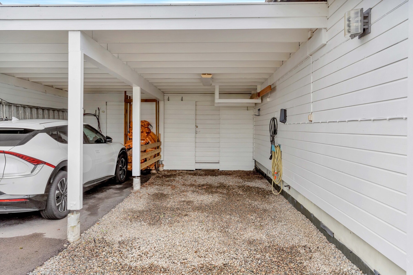 I tilknytning til carporten er det bod på ca. 6 m², som gir ekstra lagringsplass for hageutstyr, sykler og sesongutstyr. Galleribilde