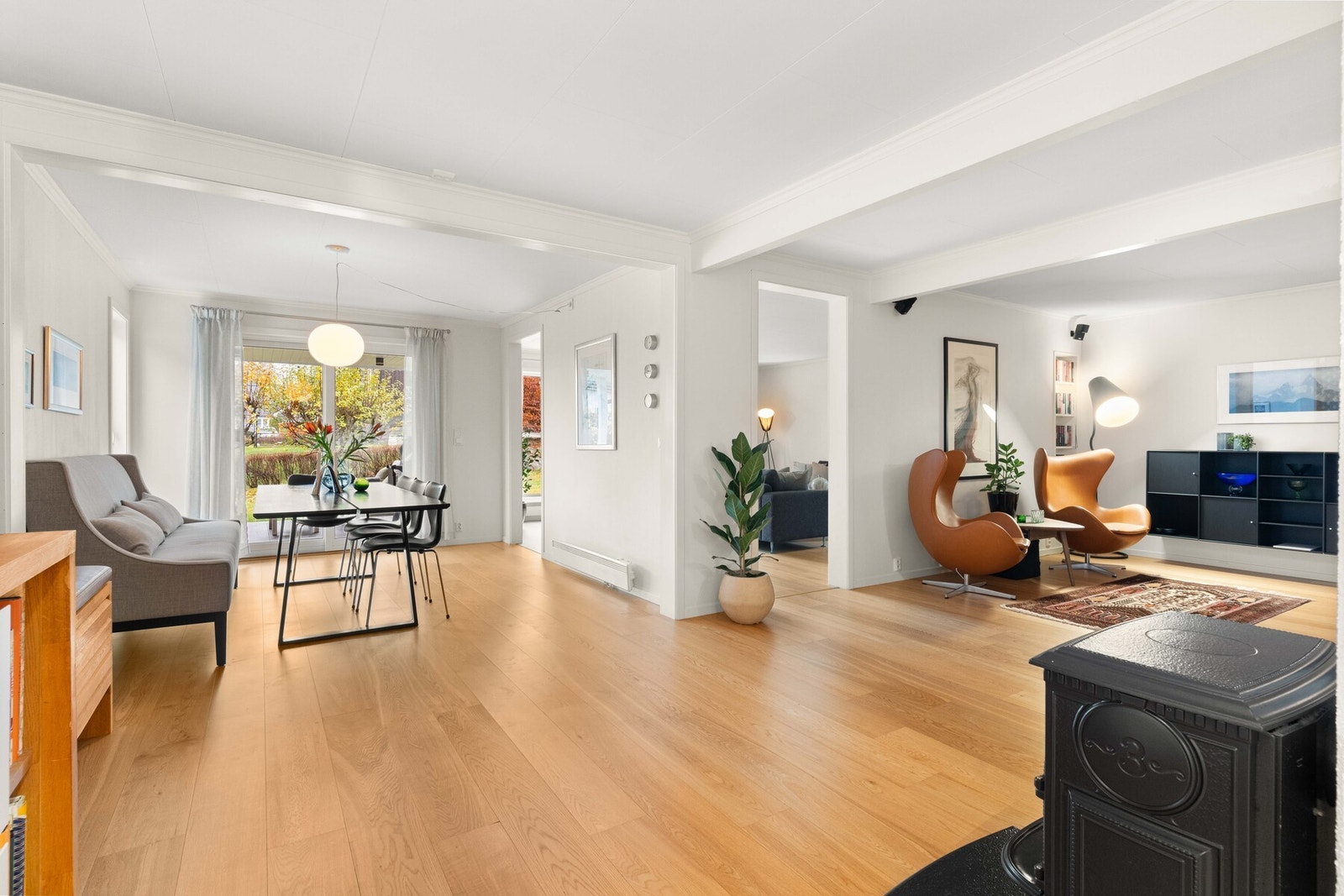 Boligen er romslig, solid og med tydelig fokus på komfort og funksjonalitet. Galleribilde