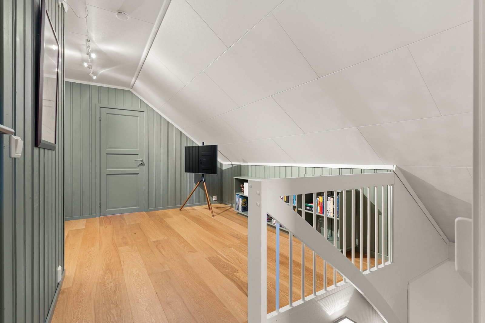 I andre etasje møter man en hyggelig loftsstue med parkett på gulv og skråtak som gir rommet karakter. Galleribilde