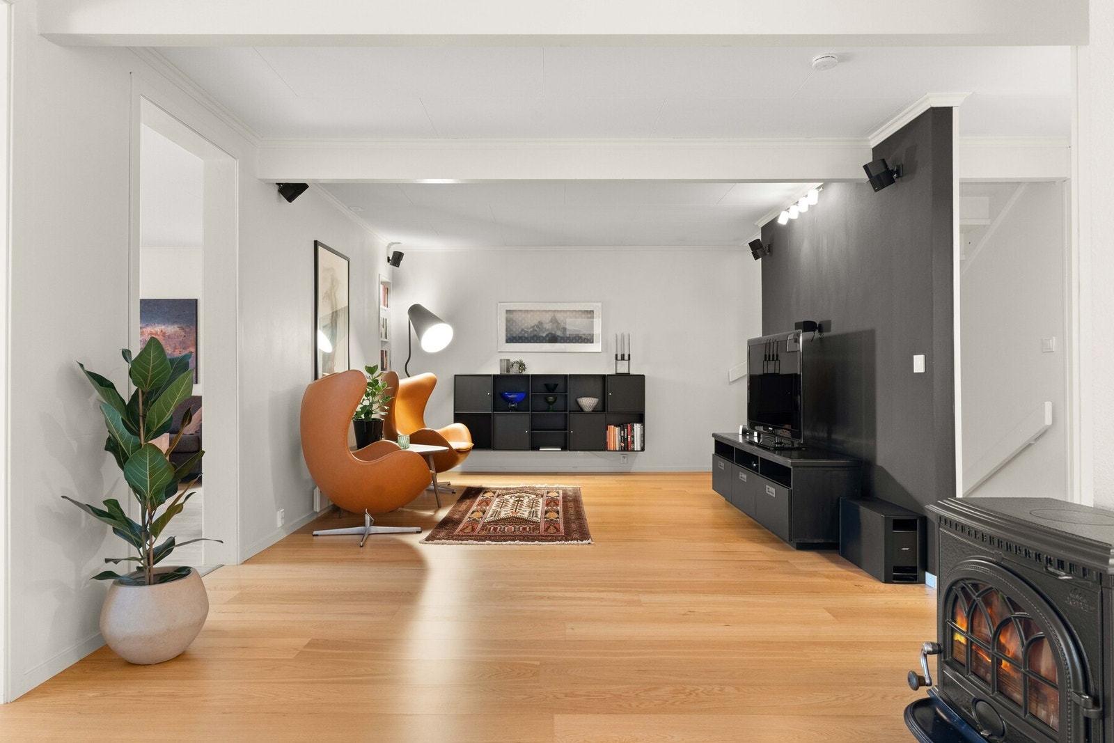 Dette er et ideelt rom for barnefamilier - perfekt som egen TV- eller lekeavdeling, adskilt fra hovedstuen. Galleribilde