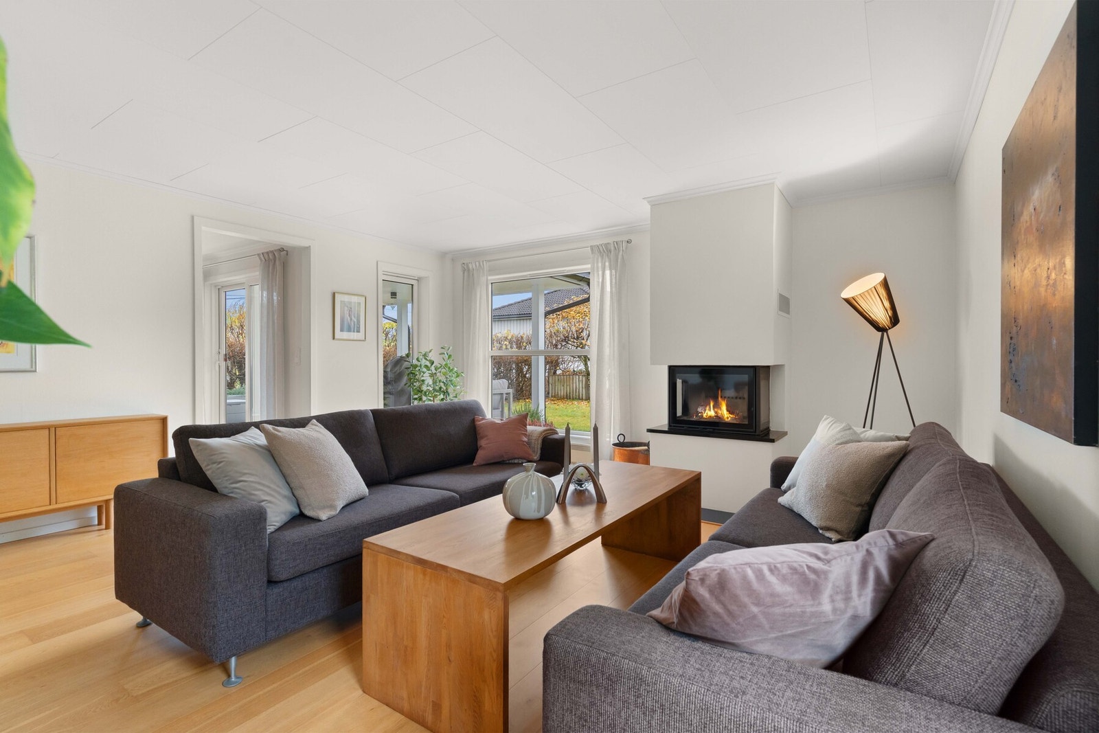 Her er det god plass til både sofagruppe og øvrig møblering.
Ildsted gir både varme og stemning, og bidrar til et hyggelig oppholdsrom året rundt. Galleribilde