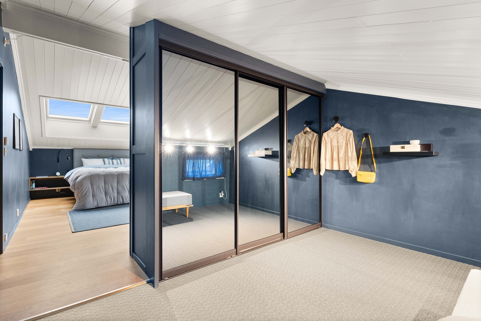 Rommet har også en egen walk-in garderobeløsning - perfekt for moteløvene! Galleribilde