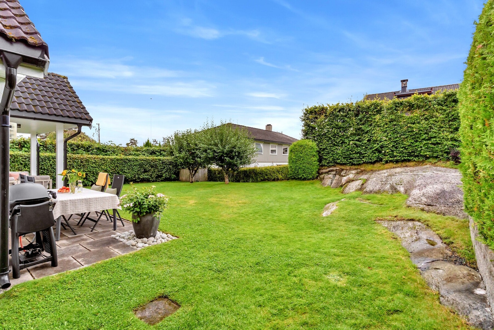 Når barna blir eldre, har man tilgang til et godt skoletilbud med Rasta skole og Benterud skole for barne- og ungdomstrinn, samt videregående skoler som Mailand og Lørenskog videregående innen kort avstand. Galleribilde