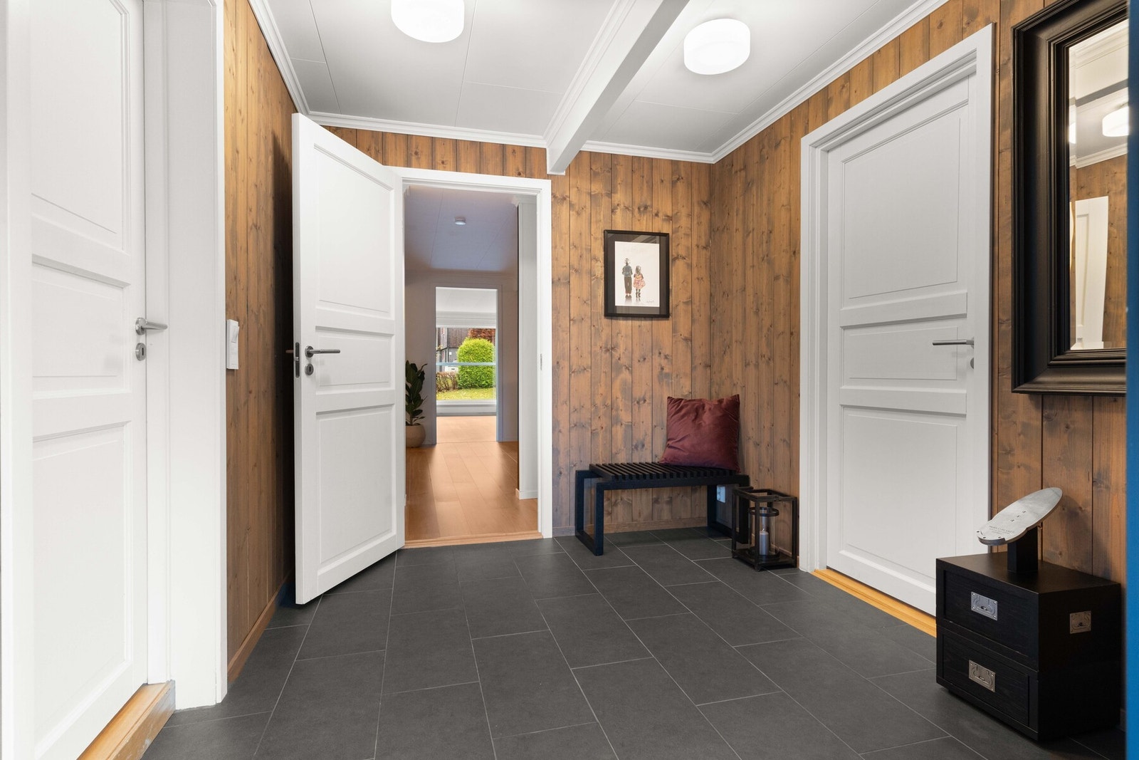 Entréen fremstår som ryddig og funksjonell, med flislagt gulv med gulvvarme - ideelt for norske vintre! Galleribilde