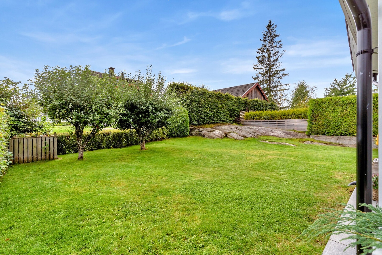 Området byr på svært gode rekreasjonsmuligheter året rundt. Marka ligger like i nærheten, med et omfattende nettverk av turstier, lysløype og sykkelveier som benyttes flittig både sommer og vinter. Galleribilde