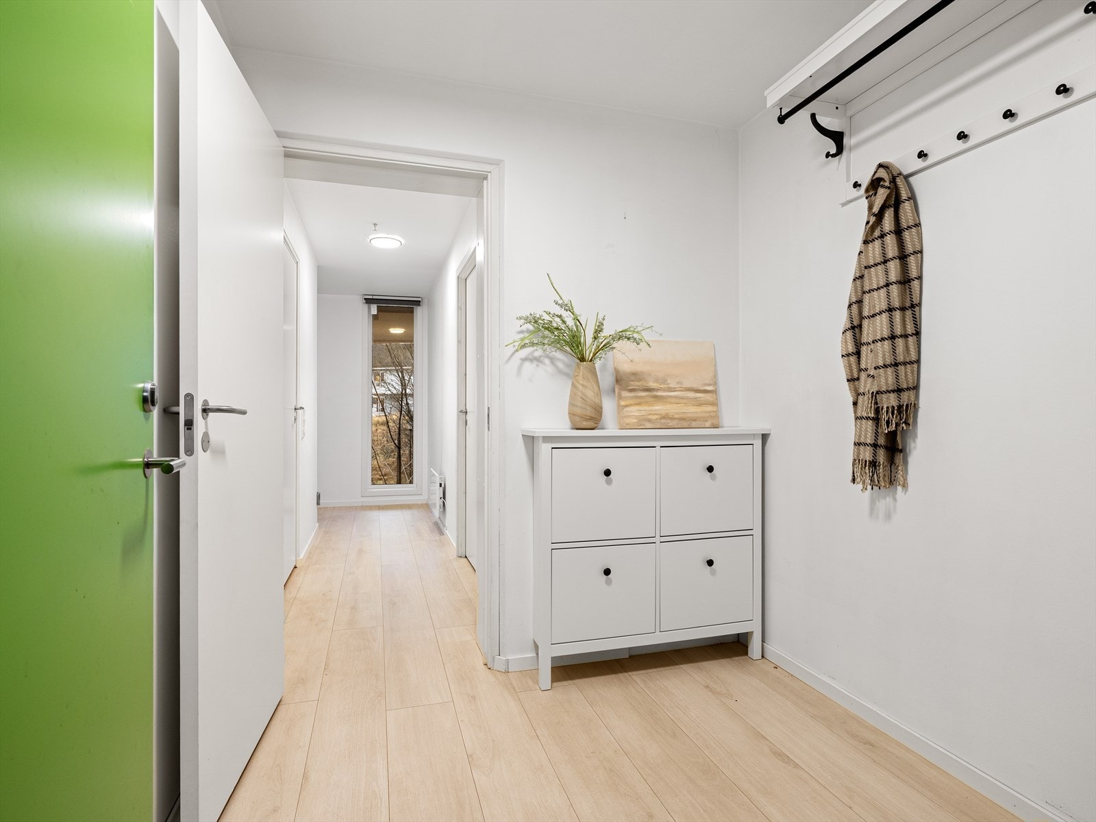 Entre/gang med gardeobeplass. Adkomst til bad/vaskerom. Galleribilde