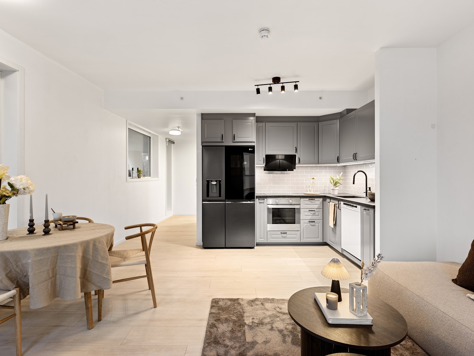 Flott Midbøe kjøkken med hvitevarer som medfølger i handelen. Galleribilde