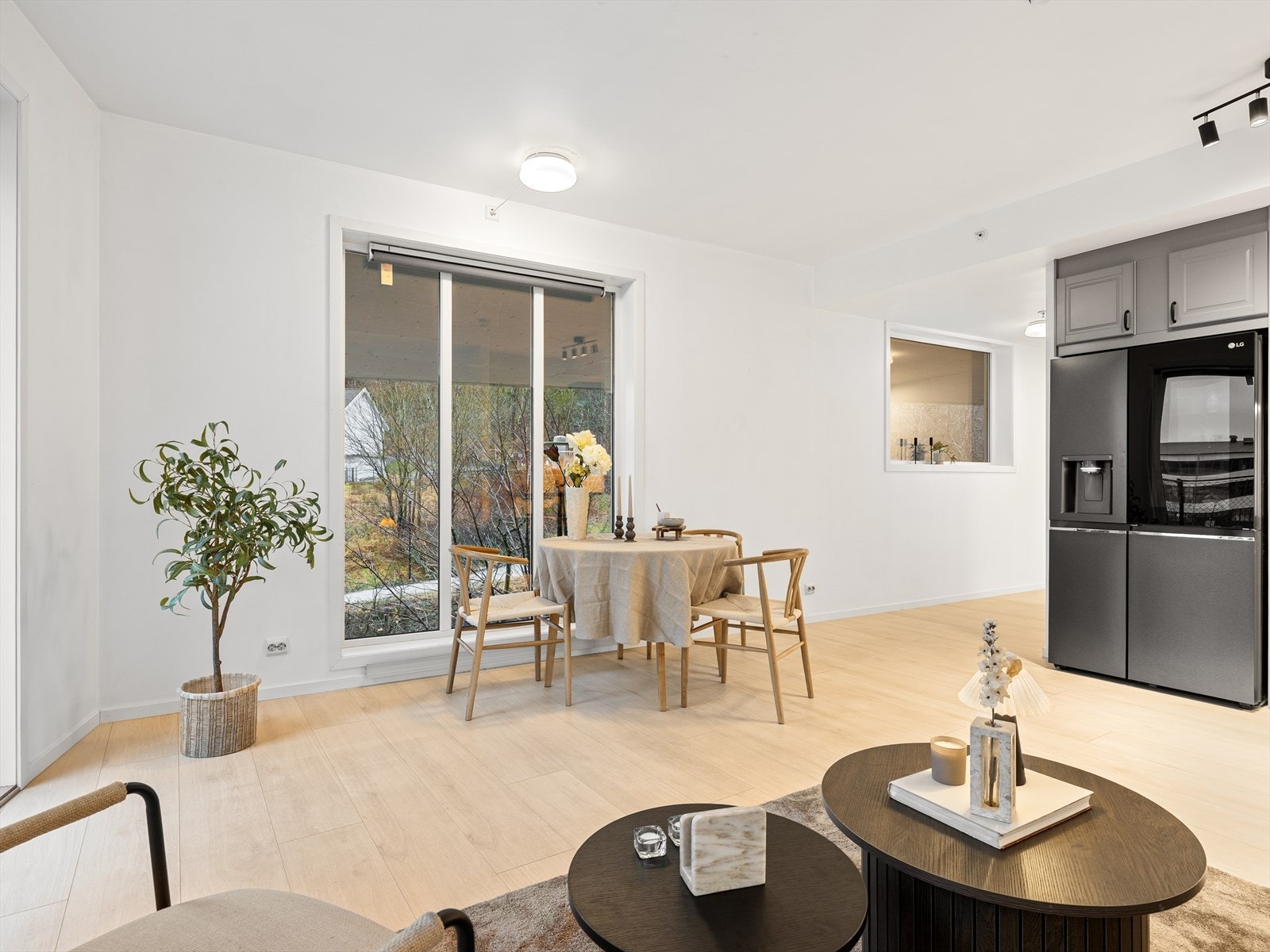 Stort vindu med utsikt mot Figgjoelven Galleribilde