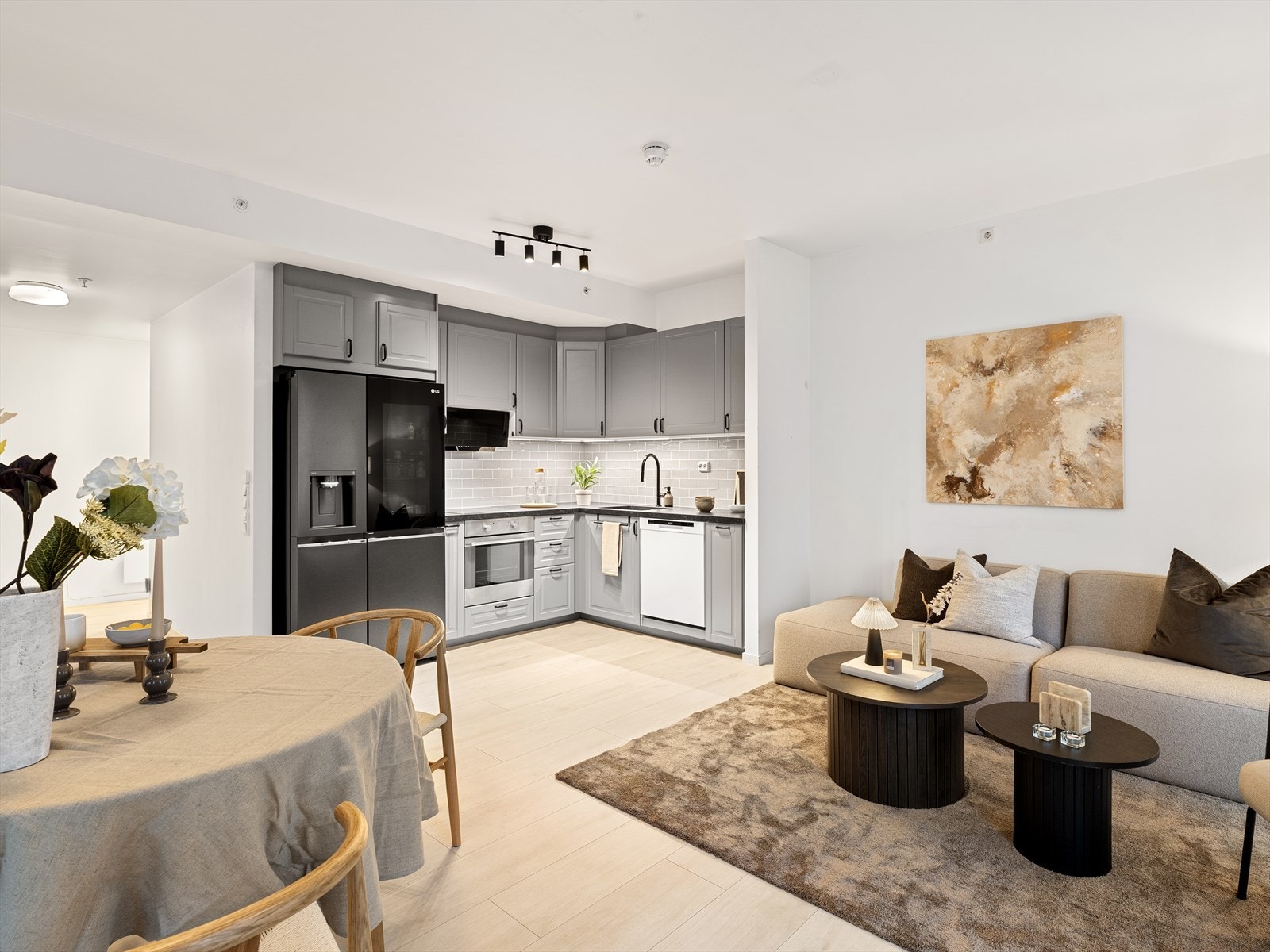 Det er plass til både spisebord og sofagrupppe i rommet. Galleribilde