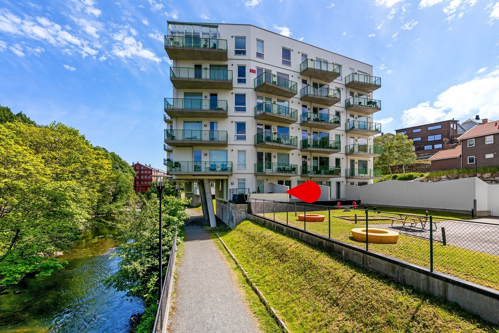 Her ligger man midt i Ålgård sentrum med fint parkområde rett utenfor. Galleribilde