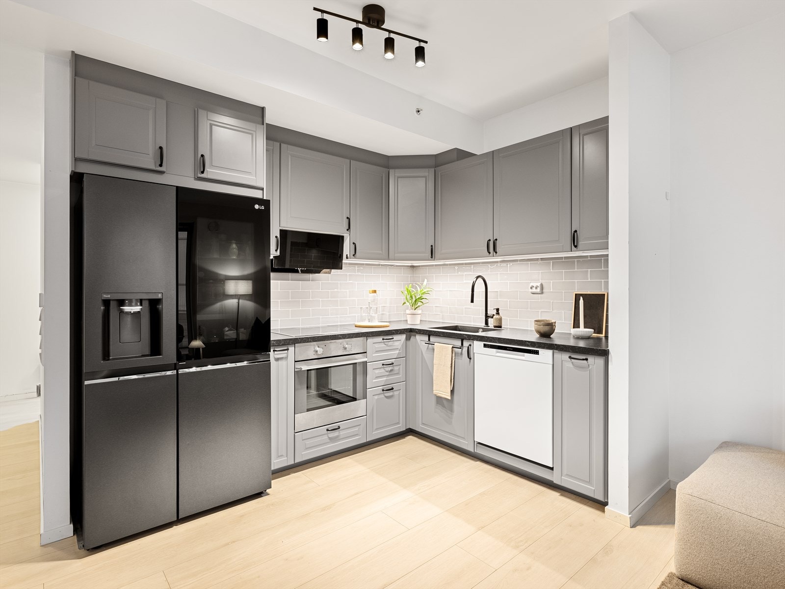 Fliser og belysning over benk. Galleribilde