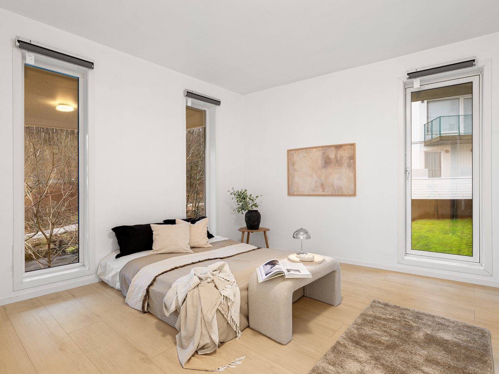 Romlig soverom med plass til både garderobeskap, dobbeltseng og kontorpult. Galleribilde