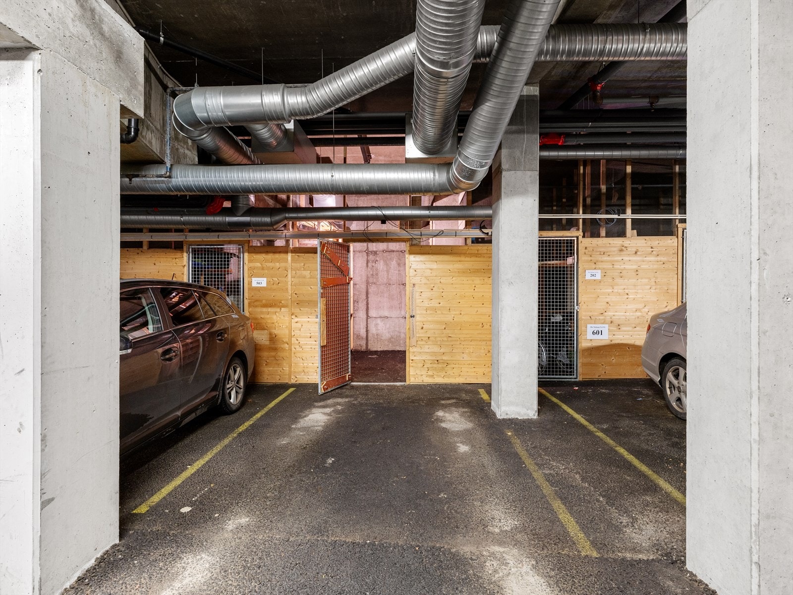 P-plass. Det er også innvendig gjesteparkering. Galleribilde