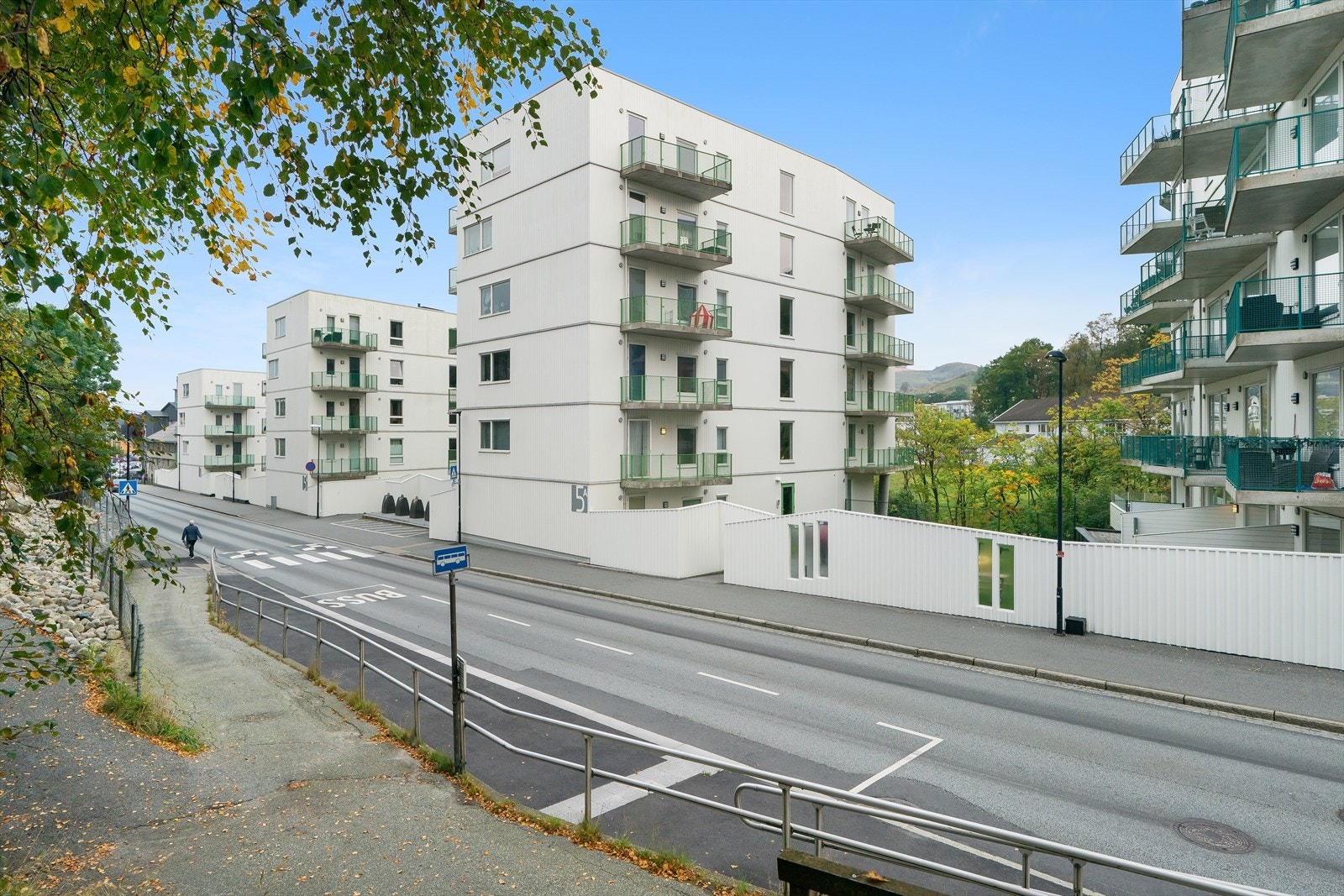 Her bor man midt i sentrum med bussholdeplass like ved. Galleribilde