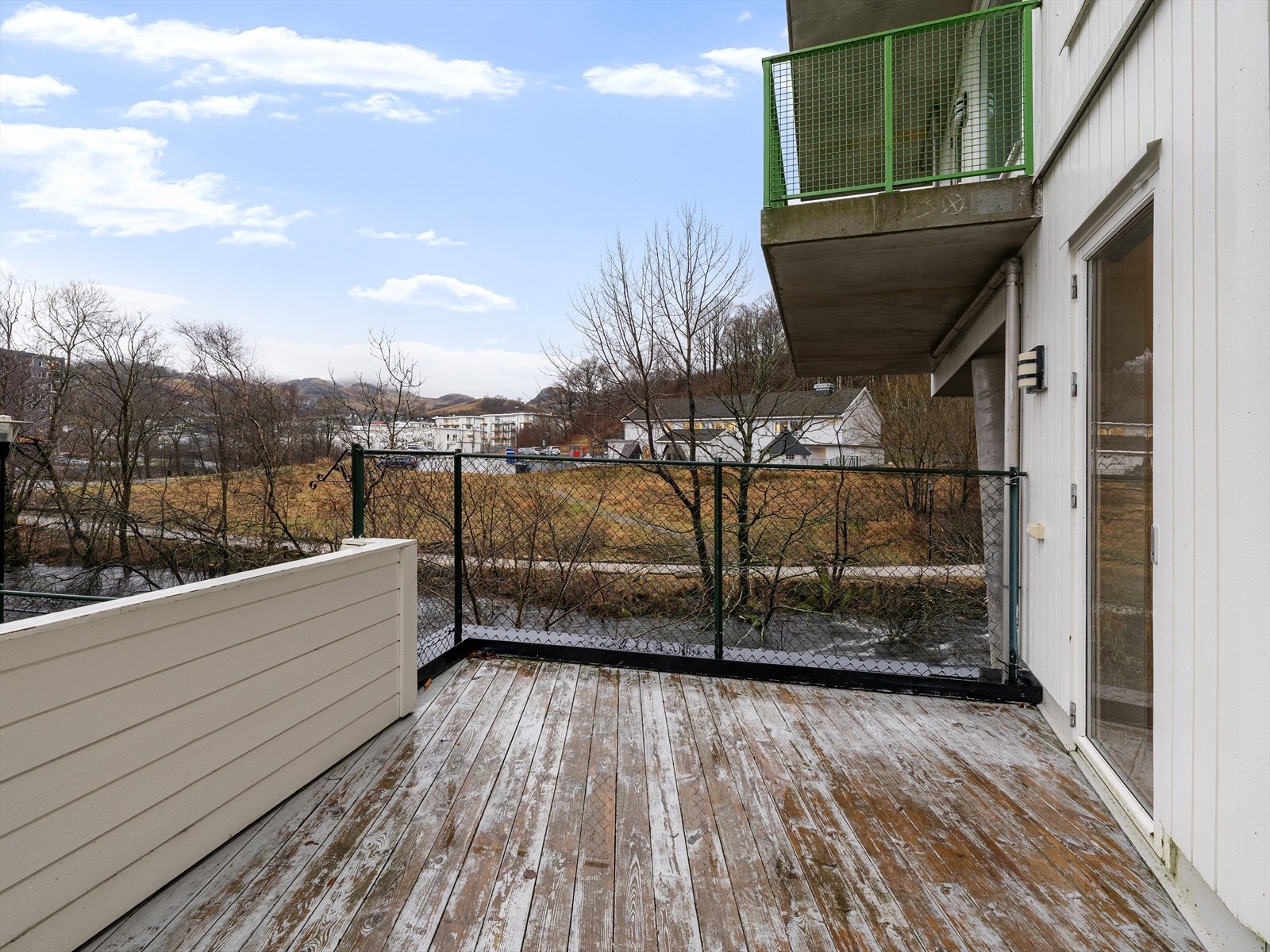 Leiligheten ligger skjermet for innsyn og med deilig utsikt mot elva. Galleribilde