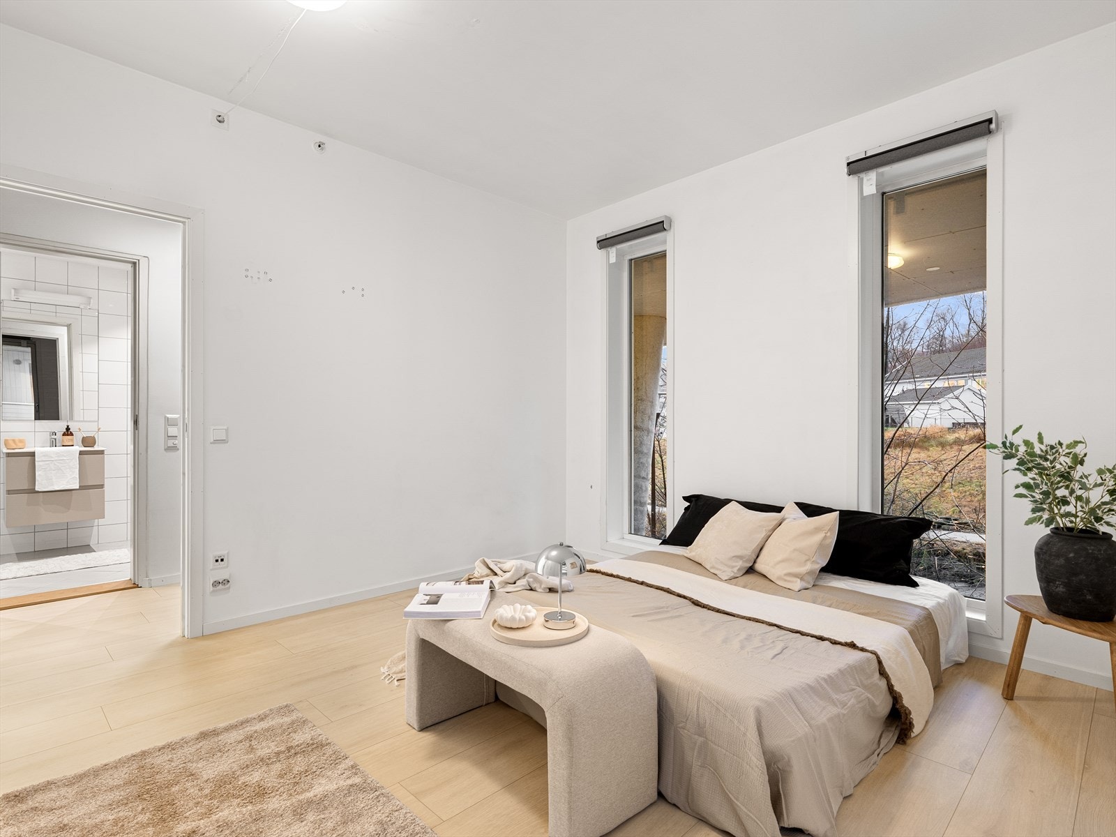 Herlige lysforhold på soverommet. Elektriske rullegardiner montert Galleribilde