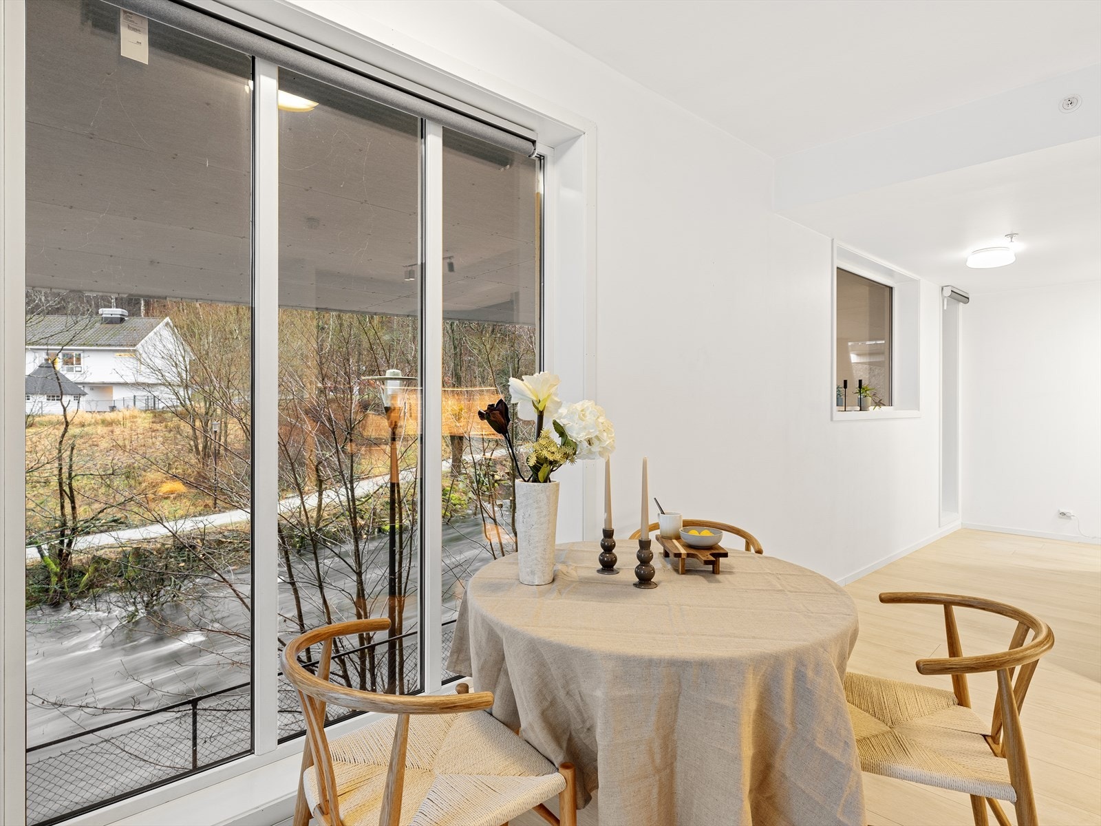 Plasseringen av leiligheten er meget bra, her har man utsikt mot elva og frodige Hammeren. En nydelig og naturskjønn plassering, midt i sentrum! Galleribilde