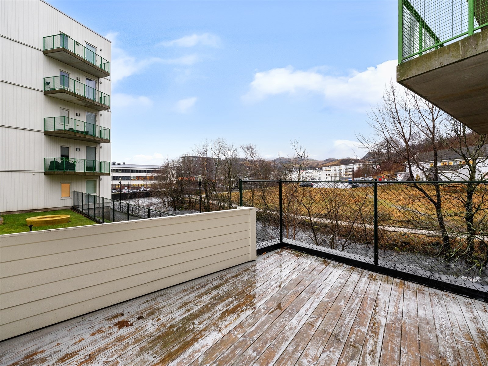 Fra stuen er det utgang til herlig balkong. Galleribilde