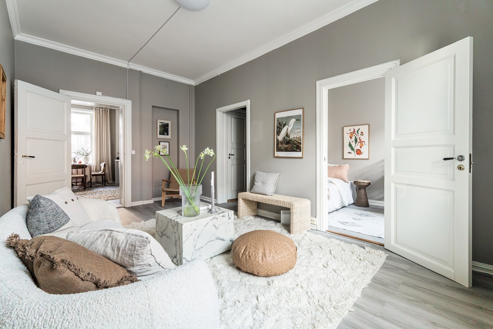 I stuen er det ca. 2,85 m. under taket, noe som skaper en god og luftig romfølelse. Galleribilde