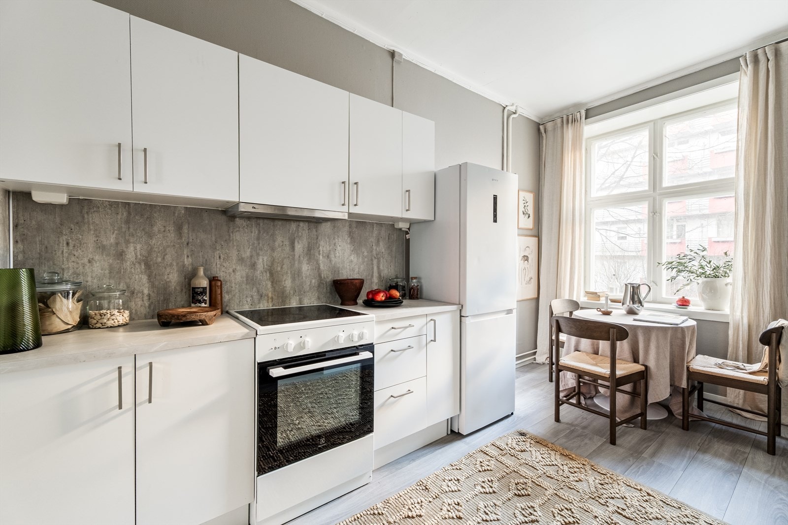 Her er det et stort vindu som skaper mye naturlig lys i rommet. Galleribilde