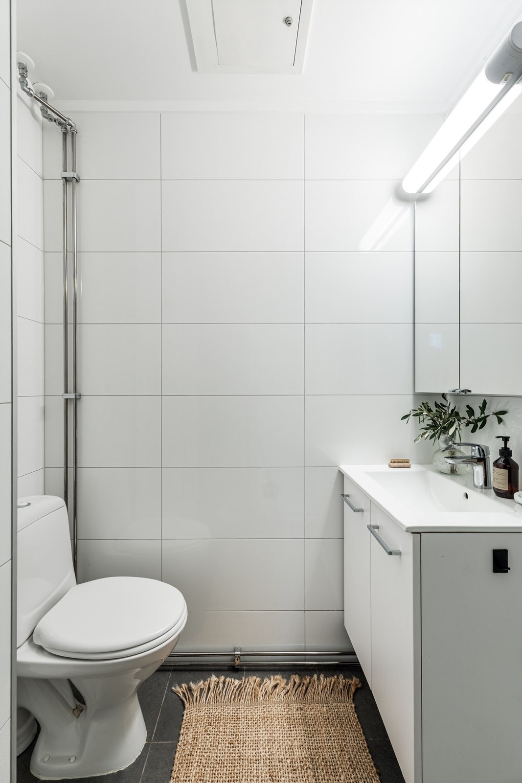 Helfliset baderom med elektriske varmekabler i gulvet. Galleribilde