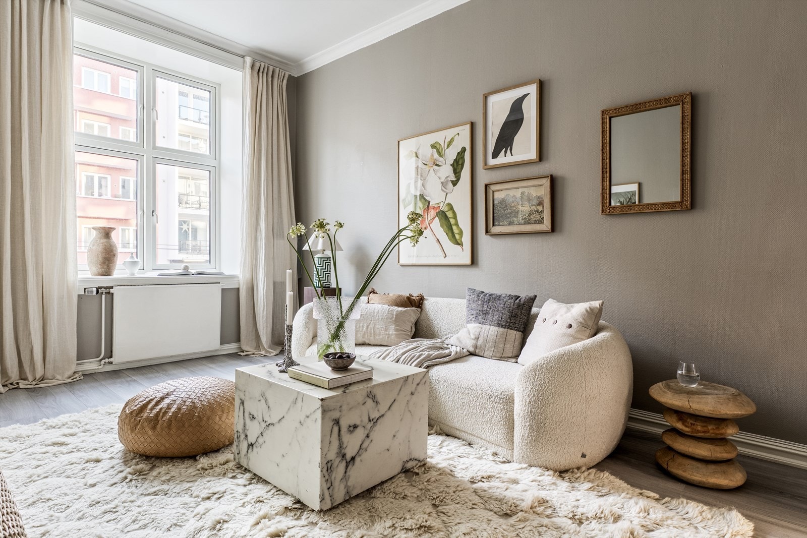 Romslig stue med god plass til sittegruppe og annet møblement. Galleribilde