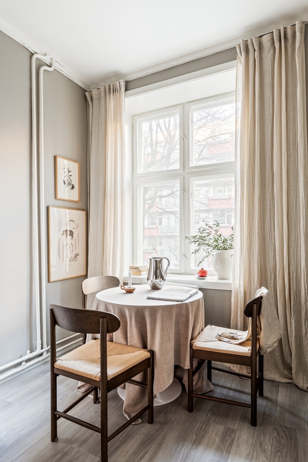 Det er plass til spisebord på kjøkkenet, noe som er praktisk i en hektisk hverdag. Galleribilde