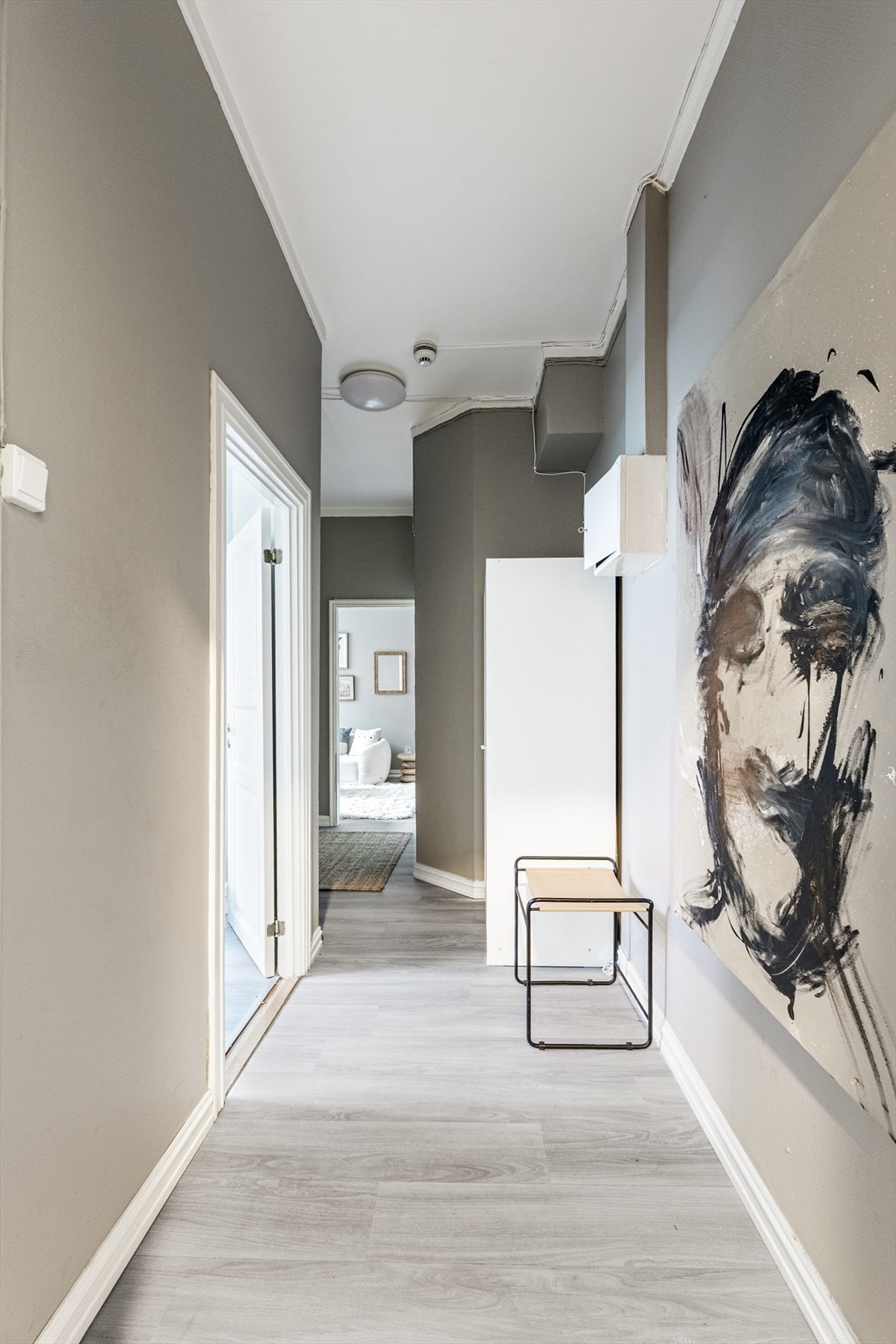 Innbydende inngangsparti som skaper et godt førsteinntrykk. Galleribilde