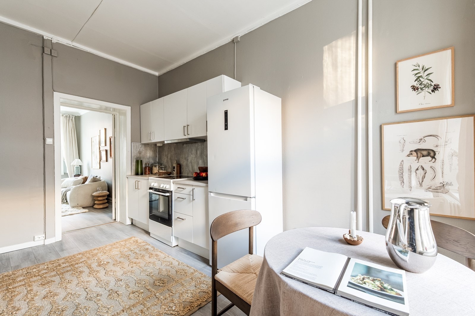 Kjøkkenet er utstyrt med frittstående oppvaskmaskin, komfyr og kjøl/frys. Det er montert waterguard i oppvaskbenkeskap. Avtrekksvifte med kullfilter. Galleribilde