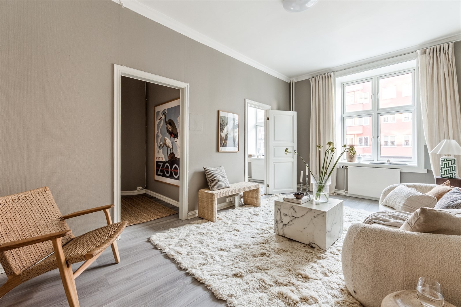 En lys og gjennomgående 3-roms leilighet med attraktiv beliggenhet. Galleribilde