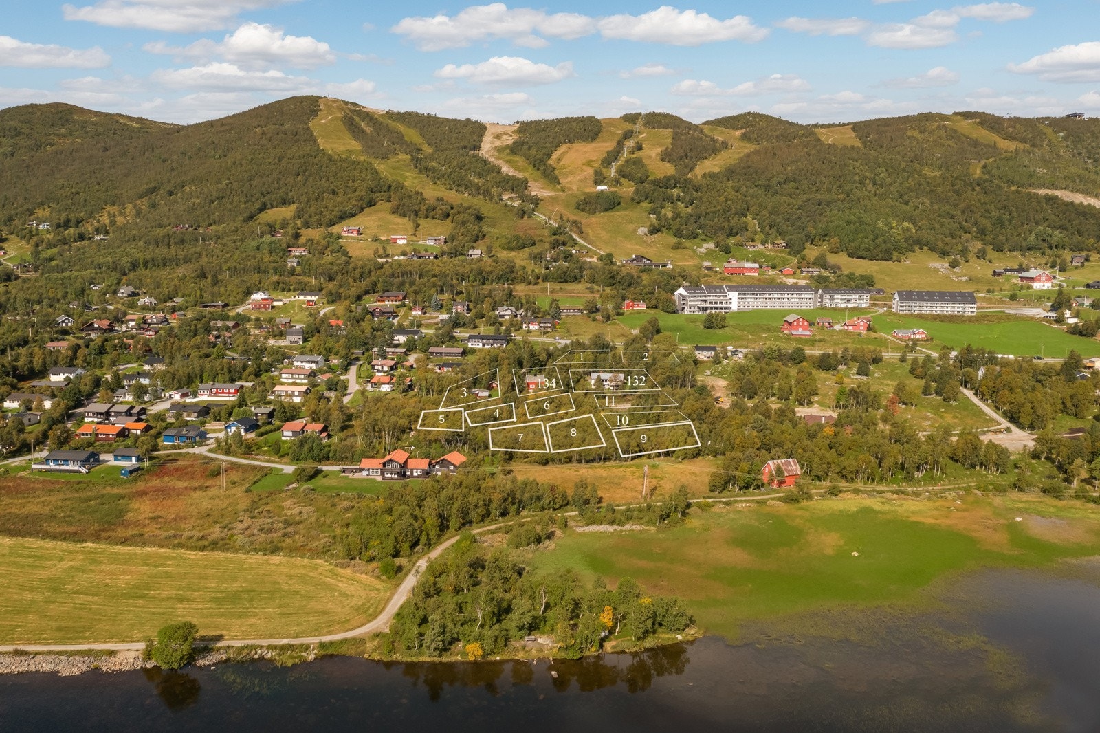 En flott boligfelt nær Geilo sentrum. Tomtengrenser er kun illustrajon for å vise innhold. Grenser og proposjoner er ikke 100% Galleribilde