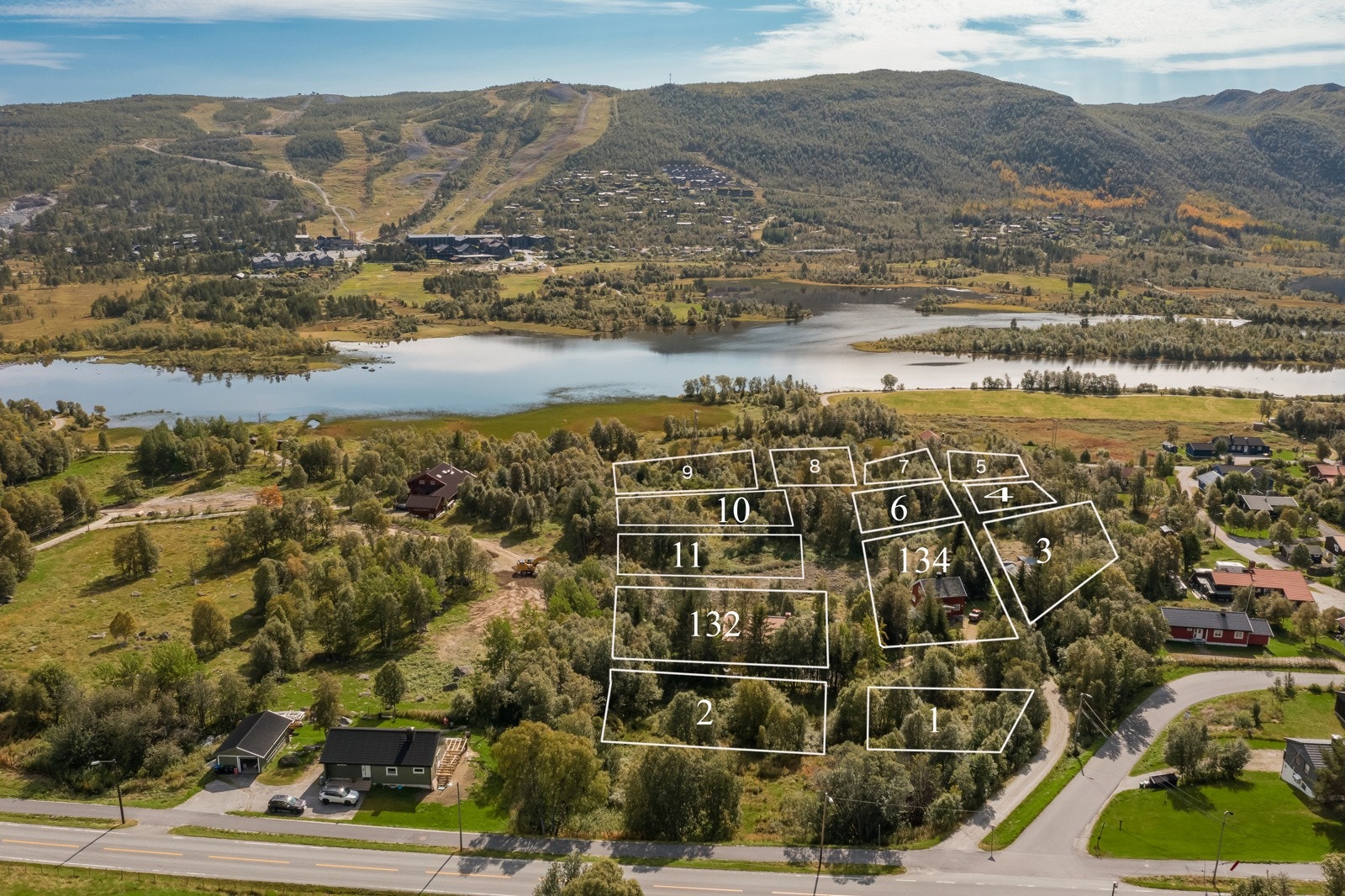 Nydelig utsikt mot Vestlia og Ustedalsfjorden. Tomtengrenser er kun illustrajon for å vise innhold. Grenser og proposjoner er ikke 100% Galleribilde