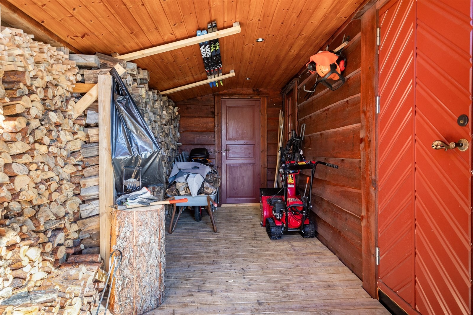 Stor utvendig bod med dør direkte inn til hytta Galleribilde