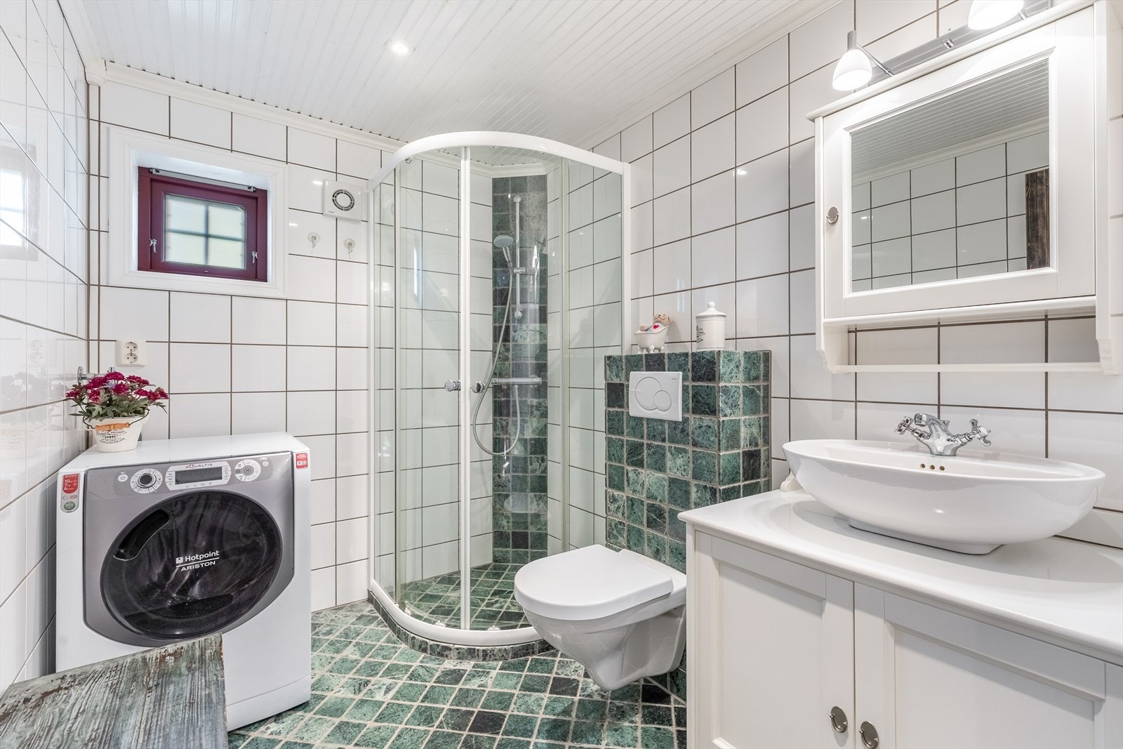 Bad med opplegg for vaskemaskin Galleribilde