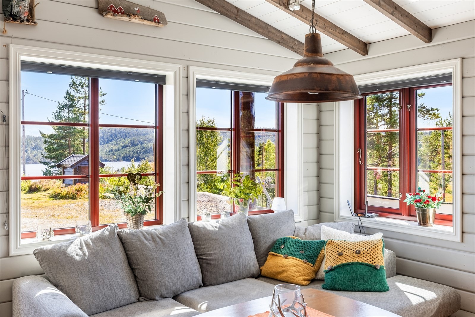 Store vindusflater med nydelig utsikt og som slipper inn naturlig lys Galleribilde