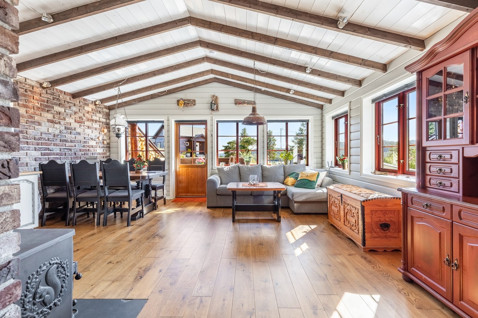 Hyggelig stue med åpen kjøkkenløsning Galleribilde