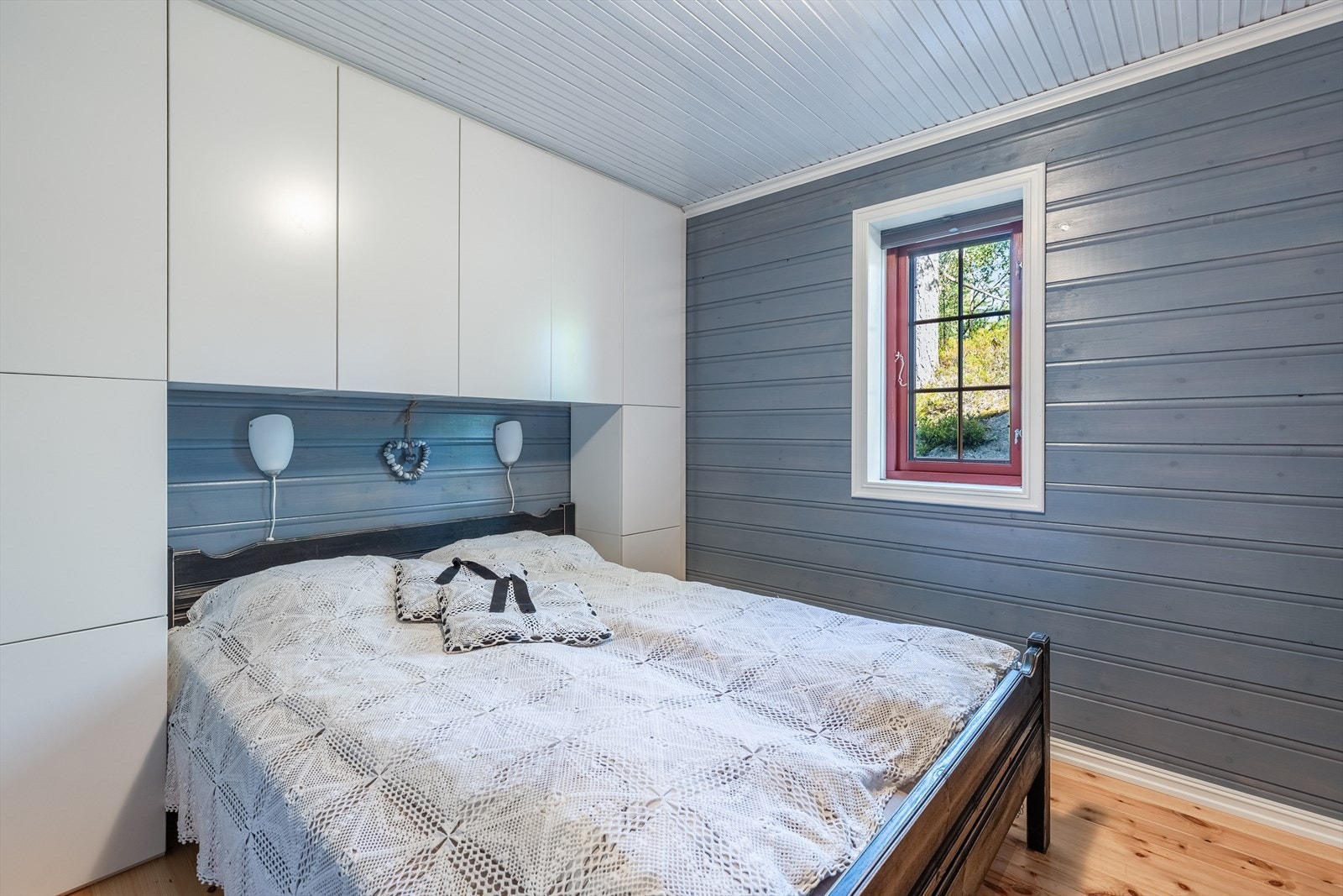 Hovedsoverommet har garderobeløsning og plass til dobbeltseng Galleribilde