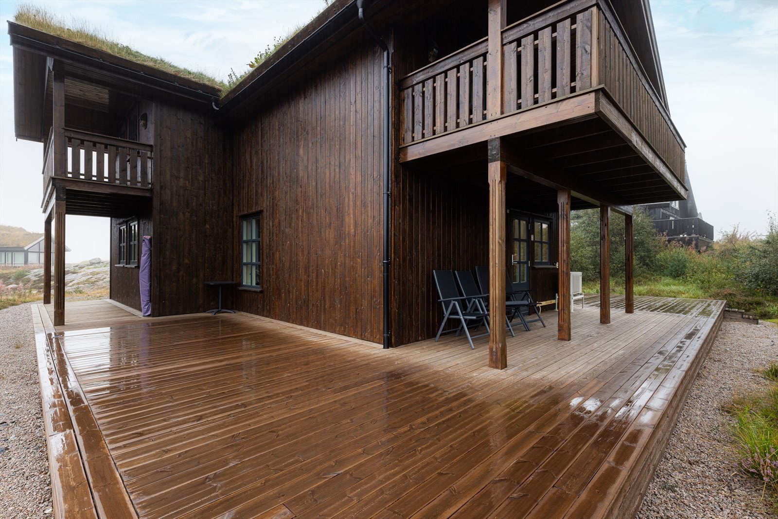 Terrasseområdet som har adkomst både fra stua og kjøkkenet er på hele 100 m2, med dørstopp på terrassedører. Galleribilde