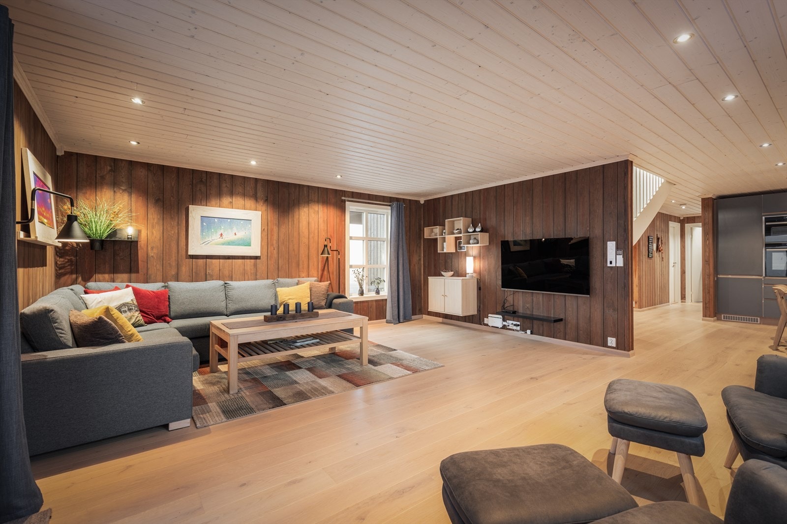 Det er benyttet kvistfri panel som er beiset i lune fargetoner som gir rommene et lunt og levende uttrykk med et varmt preg. Det er kun led-belysning hele veien. Galleribilde