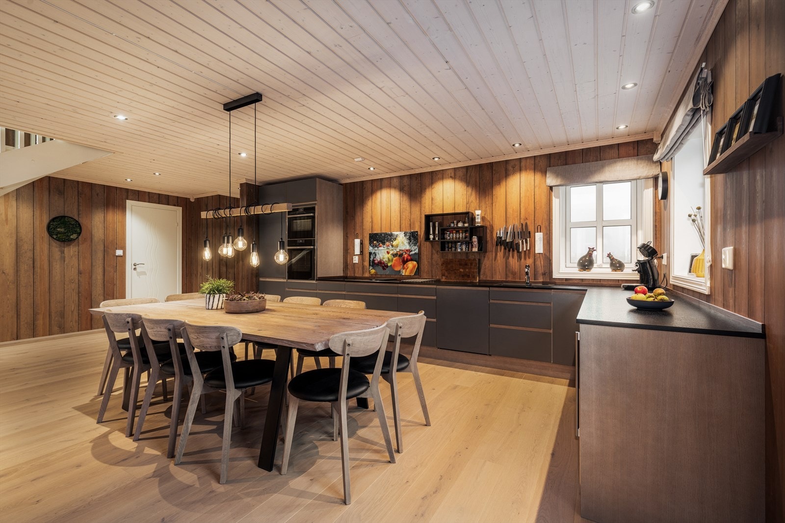 Hytta har også et romslig kjøkken med plass til langbord og mange sitteplasser. Nydelig Designa kjøkken med laminerte benkeplater og god skapplass til alt man trenger.. Galleribilde