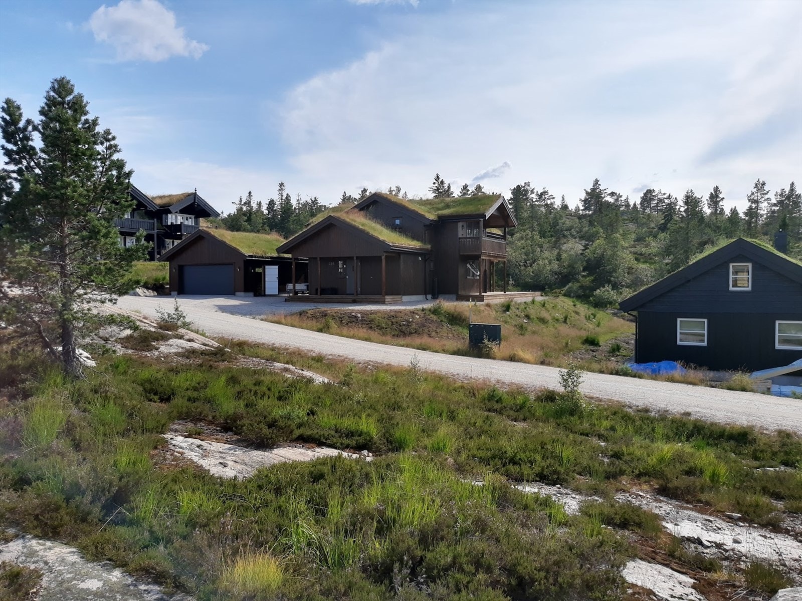 Her er det bare å spenne på seg skia - eller turstøvlene - og rusle ut i supre ski/turløyper som er etablert i området, eller renne rett inn i alpinbakken. Galleribilde