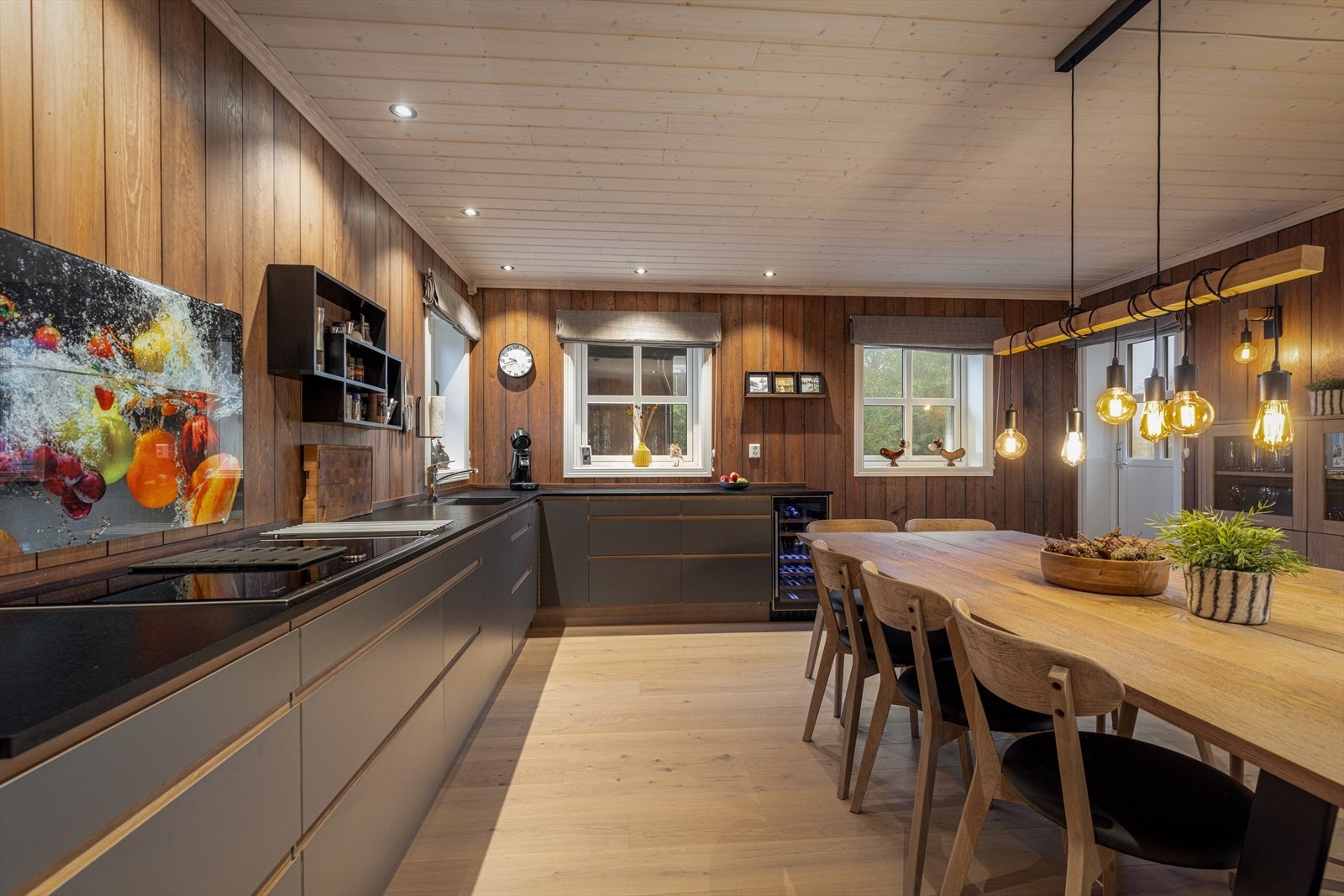 Det er også installert Mitsubishi varmepumpe for en jevn og behagelig varme. Varmepumpa med app-styring hadde service våren 2025. Galleribilde