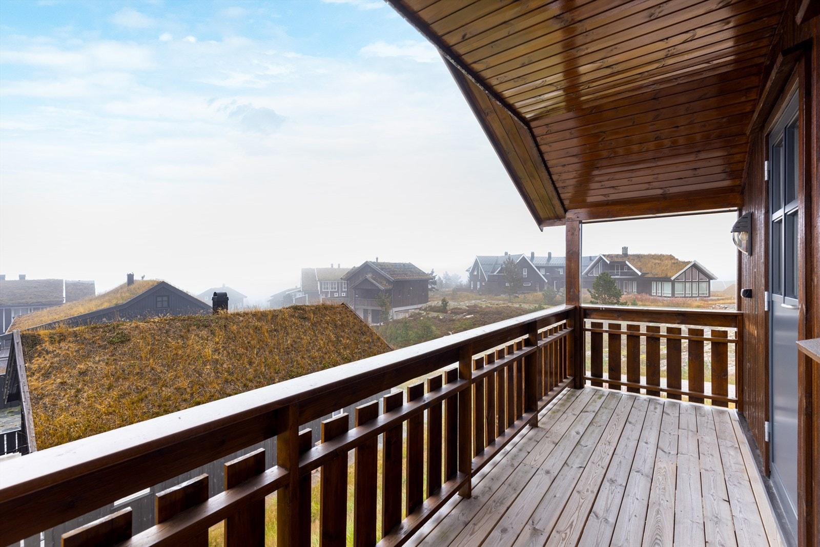 Hytta ligger meget attraktivt til i nyere hyttefelt ved alpinbakken på Gautefallheia. Gautefall er en familiedestinasjon med fokus på barn og barnefamilier - perfekt for den som liker å ha familien i aktivitet. Galleribilde